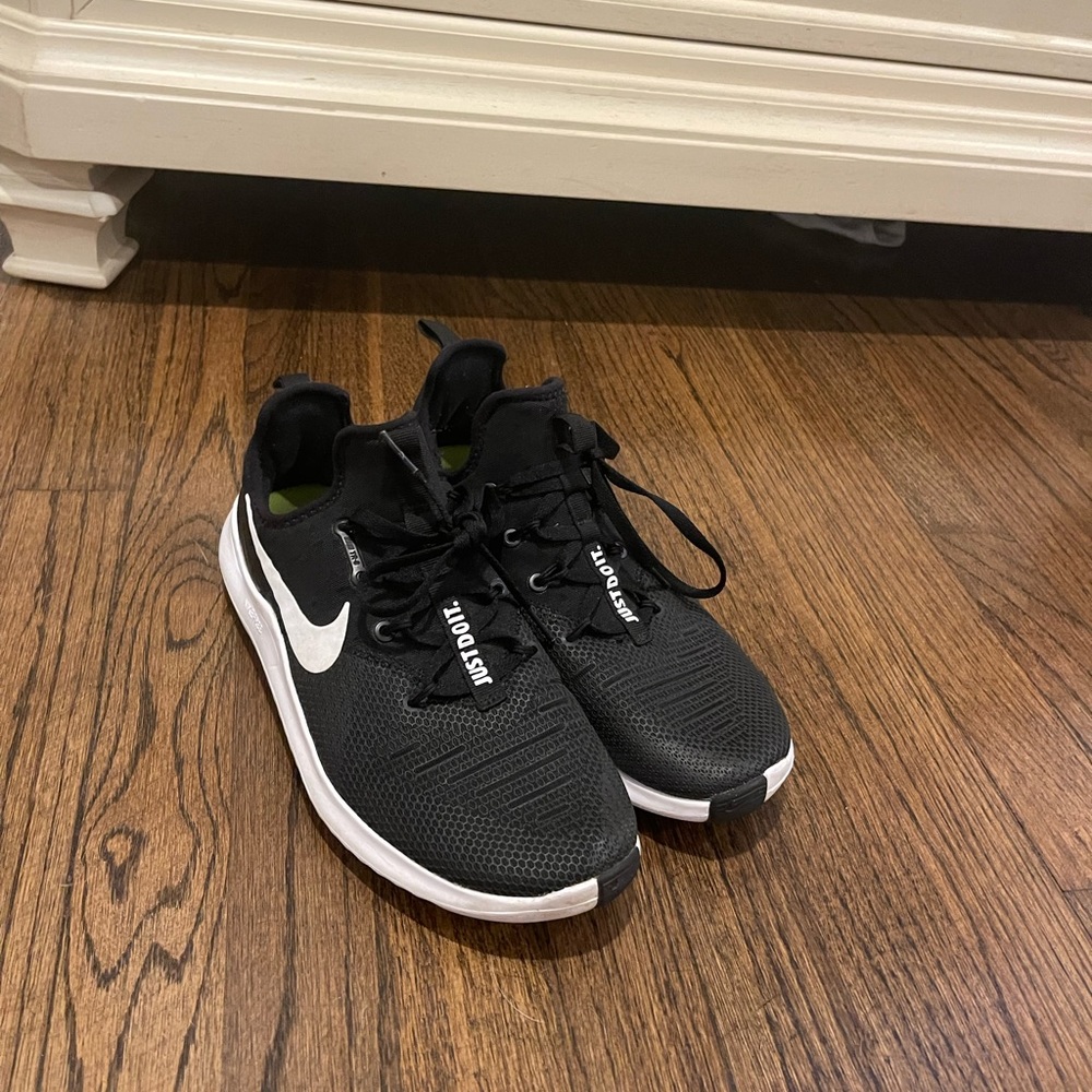 Brand: Nike. Color: Black and White